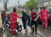 Personel Perintis Presisi Polres Gowa Atur Lalu Lintas di Jembatan Kembar Saat Musim Hujan