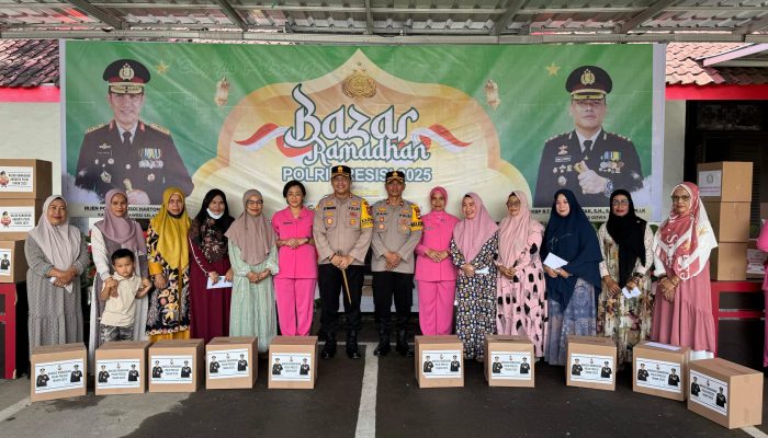 Kapolres Gowa dan Bhayangkari Bagikan Paket Lebaran kepada Warakawuri