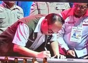 Menkop Target 2.266 Koperasi Desa di Sulsel Rampung Akhir Mei 2025     Taruna Tipikor news. Menteri koperasi (Menkop) RI Budi Arie Setiadi yang hadir dalam rapat koordinasi yang digelar di Hotel Four Points by Sheraton Makassar, Sabtu (26/4/2025).  Dalam rapat koordinasi Koperasi Desa Merah Putih Provinsi Sulawesi Selatan. Budi Arie menargetkan pembentukan Kopdes Merah Putih di 2.266 desa dapat selesai pada akhir Mei 2025.  “Khusus di wilayah Sulawesi Selatan, kita berharap semoga pendirian desa merah putih 2.266 desa bisa kita selesaikan di akhir Mei 2025,”   Tak hanya itu, Budi Arie juga berharap kepada pengelola Koperasi Desa Merah Putih ini betul betul mengelola dengan baik, karena koperasi ini nantinya akan di Danai oleh APBN, APBD dan gabungan beberapa Bank  Hadir dalam acara tersebut Menteri Koperasi Budi Ari, kepala Badan Pengentasan Kemiskinan Budiman Sujatmiko, dan beberapa pejabat tinggi Sulsel lainnya, wakil Gubernur,ketua DPRD Sulsel,  Bupati/wakil Bupati SE Sulawesi selatan serta hadir pula kepala desa, BPD dan perangkat desa se sulawesi selatan.  DPD Asosiasi Badan Permusyawaratan Desa Nasional Provinsi Sulawesi Selatan ikut mensukseskan acara RAKORDA ini yang di nakhodai oleh H. Mustari Mangngassai, serta beberapa organisasi desa lainnya termasuk APDESI Sulsel (Sri Rahayu Ismi),  DPD PPDI (Taba Halilintar), DPD PABDESI (Amiruddin Sija), DPD Parade Nusantara (Zainul) dan ketua DPD Desa Bersatu (Arrumi).  Koperasi Desa Merah Putih itu dikabarkan nantinya akan mengelola beberapa potensi yg ada didesa, contoh kecilnya membantu masyarakat dalam menyiapkan pupuk dan kebutuhan pertanian lainnya, baik itu gas LPG 3 kg, dan kebutuhan- kebutuhan lainnya.   HT melaporkan dari kabupaten Gowa Sulawesi Selatan.
