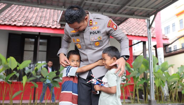 Viral Karena Memungut Sisa Makanan, Dua Bocah ini Dapat Kejutan Spesial Dari Kapolres Gowa