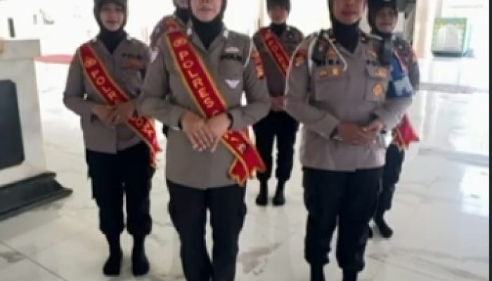 Jum’at Religi, Polwan Polres Gowa Gelar Aksi Bersih-Bersih di Masjid Agung Syekh Yusuf