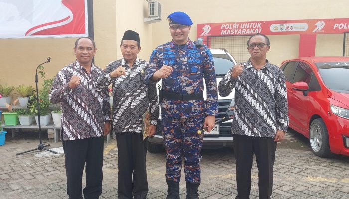 Polres Gowa Gelar Wisuda Purnabakti 2025, Kapolres Serahkan Daftar Personel Purnabakti kepada Ketua PP Polri Gowa