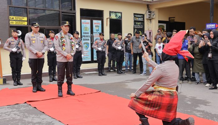 Tradisi “Angngaru” dan Tarian Paduppa Sambut Kapolda Sulsel di Polres Gowa