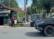 Melayani dan Menjaga, Petugas Polres Gowa Bantu Lancarkan Perjalanan Pagi Warga