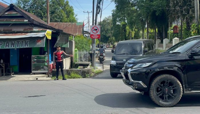 Melayani dan Menjaga, Petugas Polres Gowa Bantu Lancarkan Perjalanan Pagi Warga