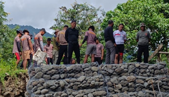 Brimob Polda Sulsel Bangun Jembatan Darurat di Kab. Barru, Bantu Akses Masyarakat*