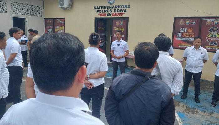 Pastikan Personel Bersih dari Narkoba, Satresnarkoba Polres Gowa Jalani Tes Urine