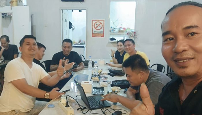 Kunjungan Silaturahmi Hangat di Warkop Lorong Tengah, Sirua Samata. Kelurahan Roman polong kecamatan somba Opu kabupaten Gowa     Tarunanews.di Suasana penuh keakraban terlihat dalam kegiatan silaturahmi yang berlangsung di Warkop Lorong Tengah, wilayah Sirua, Samata. Kegiatan ini dihadiri oleh owner warkop, Sumardin Hariyadi bersama Rusdianto dan rekan-rekan yang turut meramaikan pertemuan tersebut.    Dalam suasana santai namun penuh makna, para peserta silaturahmi saling bertukar pikiran, mempererat hubungan persaudaraan, serta membangun komunikasi yang lebih baik antar sesama. Pertemuan ini menjadi momentum penting untuk menjaga kebersamaan dan memperkuat solidaritas di tengah masyarakat.    Sumardin Hariyadi selaku owner Warkop Lorong Tengah  menyampaikan apresiasinya atas kehadiran Rusdianto dan kawan-kawan. Ia berharap kegiatan seperti ini dapat terus berlanjut sebagai wadah mempererat tali silaturahmi dan kebersamaan.   Sementara itu, Rusdianto juga mengungkapkan rasa terima kasih atas sambutan hangat yang diberikan. Ia menilai bahwa silaturahmi seperti ini sangat penting dalam menjaga hubungan baik serta menciptakan suasana yang harmonis di lingkungan sekitar.    Kegiatan ditutup dengan bincang santai dan kebersamaan yang semakin mempererat hubungan antar peserta yang hadir.   Herman taruna melaporkan dari kabupaten Gowa Sulawesi Selatan