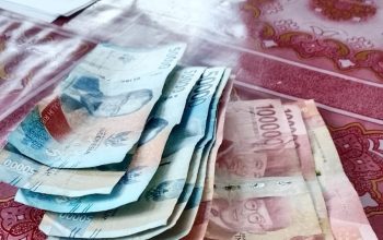 Kades Cakura Takalar diduga pungli Rp50 Ribu Saat Terima Sembako. Rabu / 13 / Mei / 2026