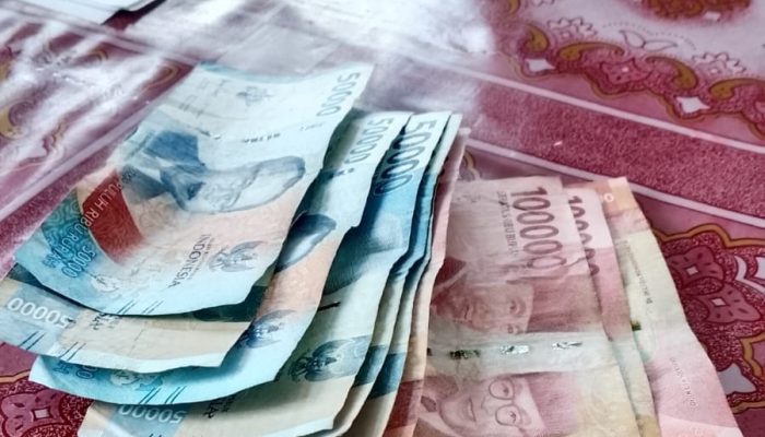 Kades Cakura Takalar diduga pungli Rp50 Ribu Saat Terima Sembako. Rabu / 13 / Mei / 2026
