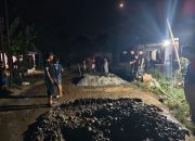 Masyarakat Bergotong Royong Perbaiki Jalan Pramuka yang Rusak, Kepala Desa Pabbentengan Turun Langsung ke Lokasi