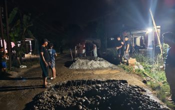 Masyarakat Bergotong Royong Perbaiki Jalan Pramuka yang Rusak, Kepala Desa Pabbentengan Turun Langsung ke Lokasi
