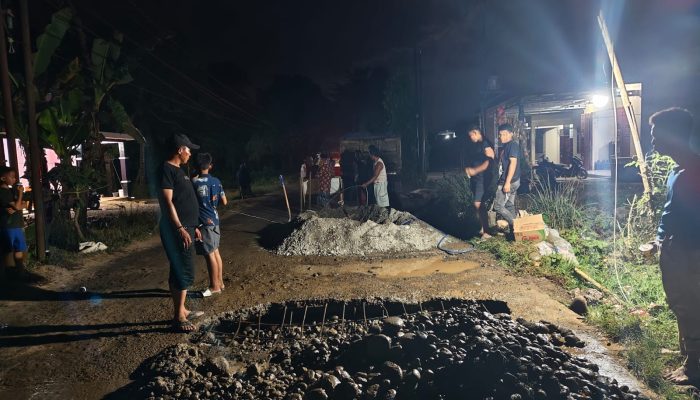 Masyarakat Bergotong Royong Perbaiki Jalan Pramuka yang Rusak, Kepala Desa Pabbentengan Turun Langsung ke Lokasi