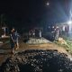 Masyarakat Bergotong Royong Perbaiki Jalan Pramuka yang Rusak, Kepala Desa Pabbentengan Turun Langsung ke Lokasi