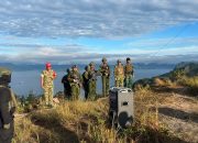 HUT ke-81 RI: TNI Bersama Masyarakat Paniai Gelar Upacara Khidmat di Ketinggian Gunung Gobairo
