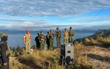 HUT ke-81 RI: TNI Bersama Masyarakat Paniai Gelar Upacara Khidmat di Ketinggian Gunung Gobairo