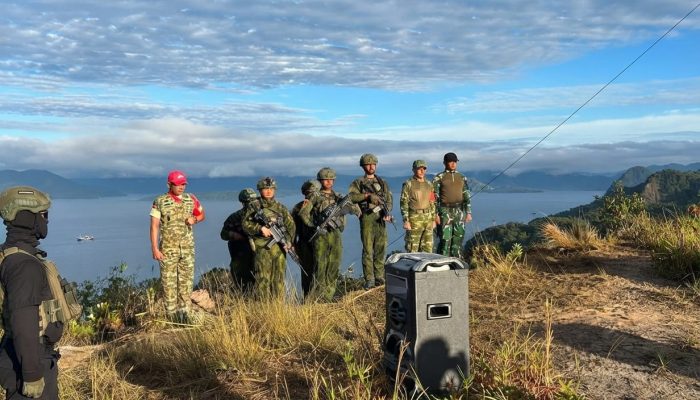 HUT ke-81 RI: TNI Bersama Masyarakat Paniai Gelar Upacara Khidmat di Ketinggian Gunung Gobairo